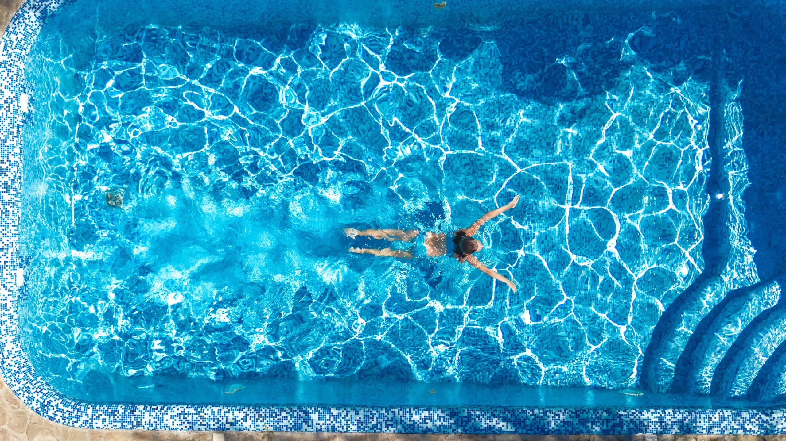 Eine Frau schwimmt einem Pool