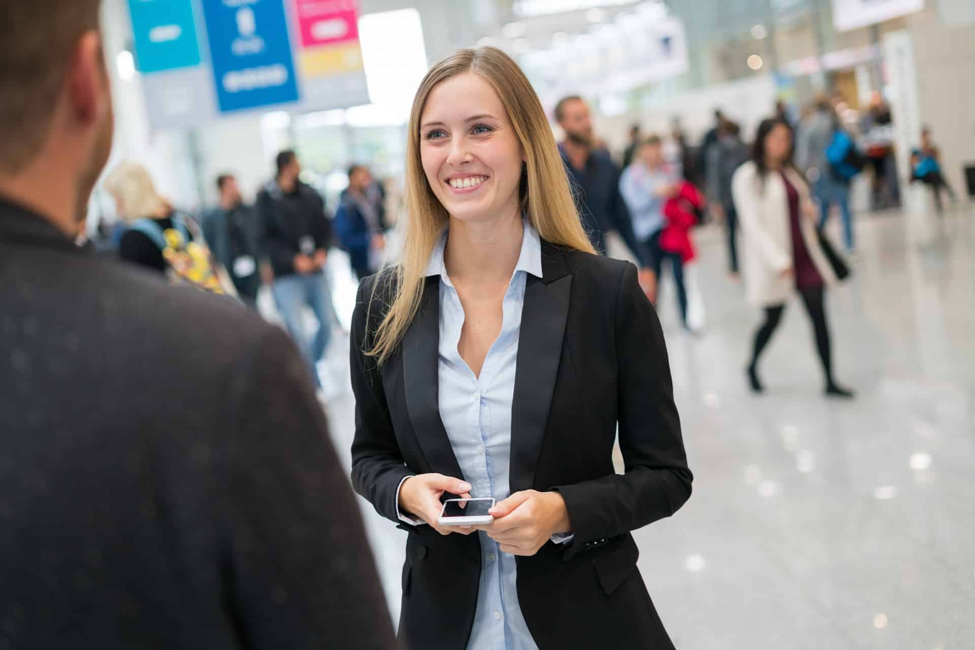 Traverse-Messestand mit Gesprächssituation im Eingangsbereich