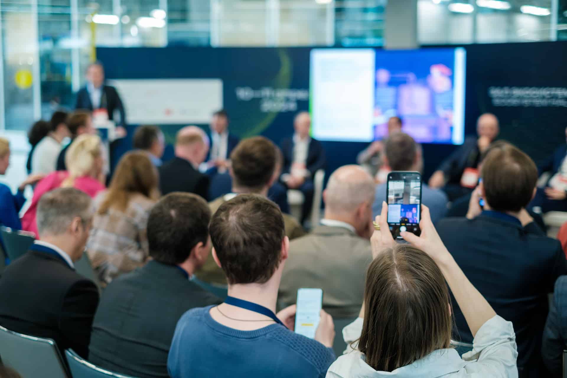 Traverse-Messestand mit Präsentation und Messebesuchern