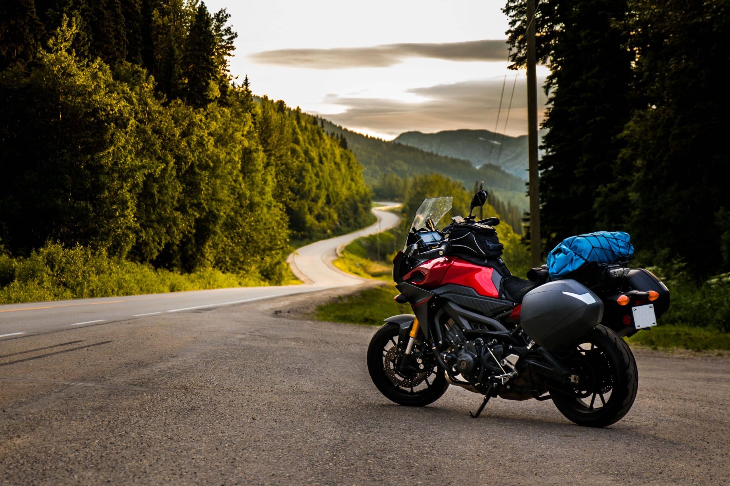 Honda NT-1100 DCT Zubehör im Einsatz: voll ausgerüstetes Reise-Motorrad mit Touring-Gepäck an kurviger Bergstraße