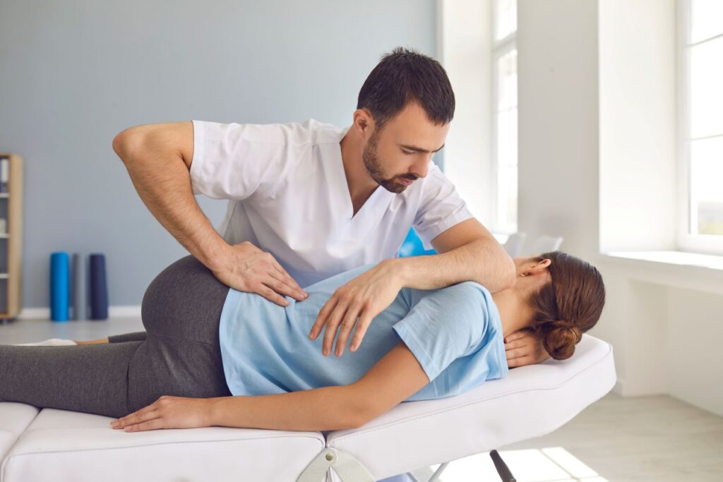 Osteopath behandelt Beckenbereich einer Patientin – gezielte manuelle Therapie bei Osteopathie Freiburg gegen funktionelle Blockaden.