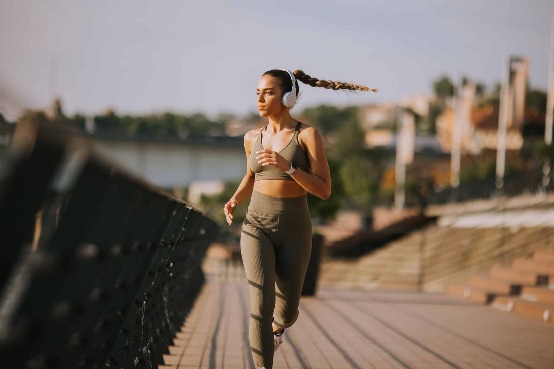 Joggerin mit langem Flechtzopf und Sportkleidung | Ponytail Extensions

