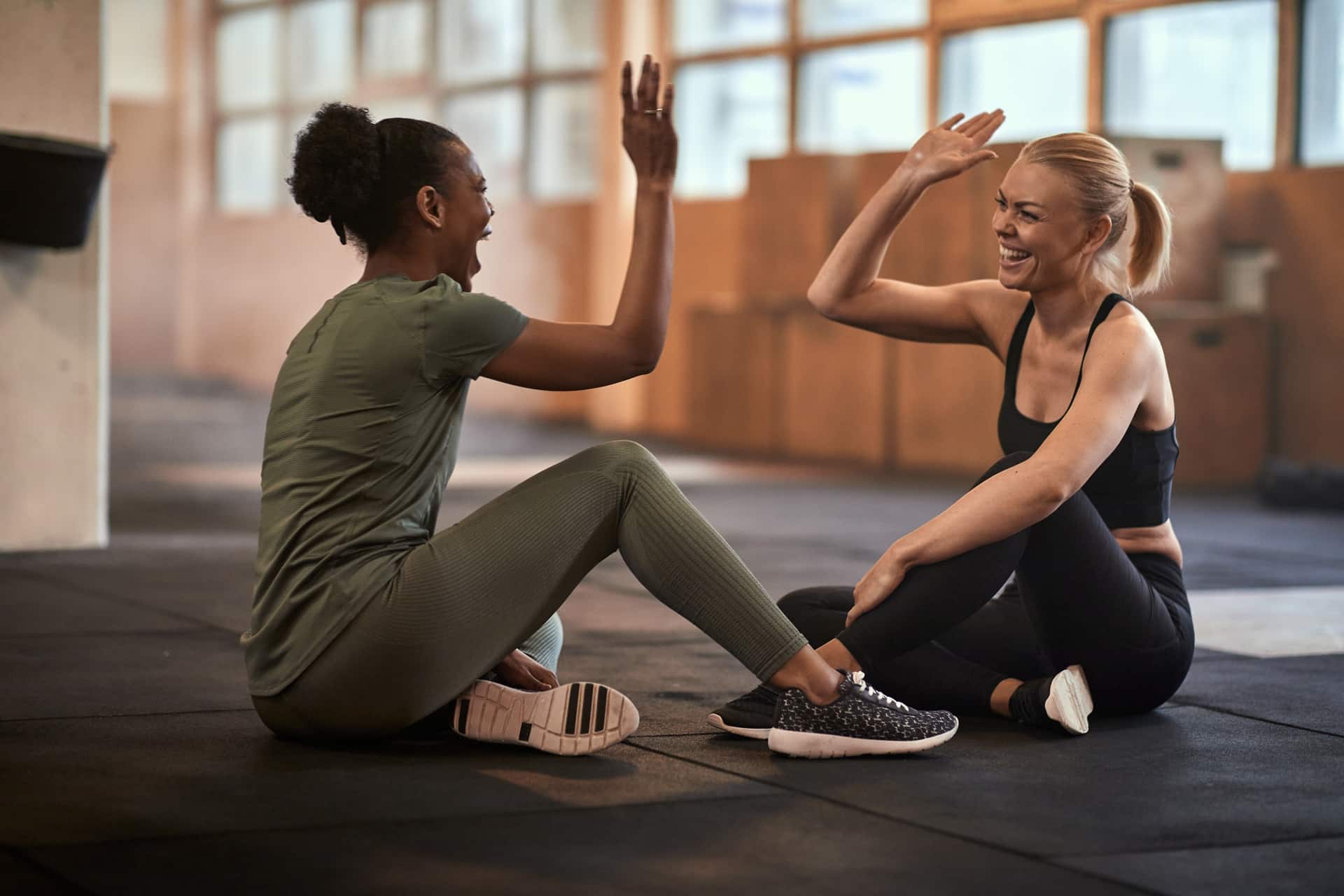 Zwei Frauen feiern Trainingserfolg im Gym | Ponytail Extensions