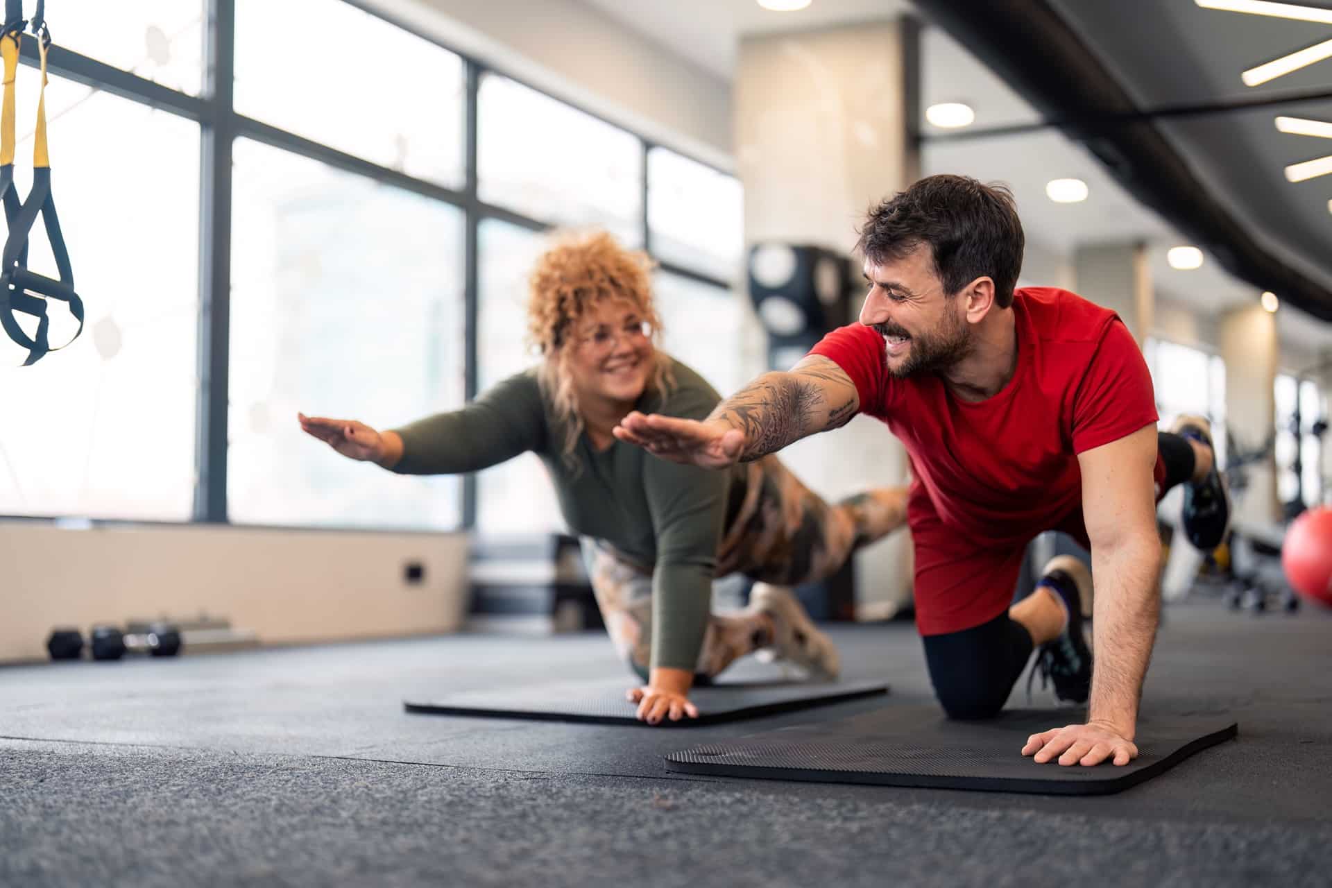 Zwei Personen machen Core Training im Gym | Maryliq